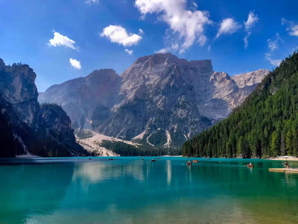 Pragser Wildsee — turquoise water beneath the Seekofel